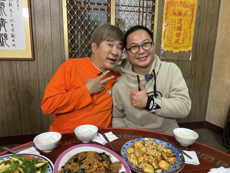 胡瓜與年輕廟公粉絲相見歡。（下面一位提供）