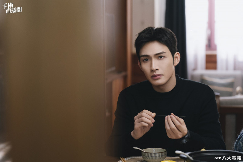 張彬彬在《手術直播間》飾演醫術高超的醫生「鄭仁」。（八大電視提供）