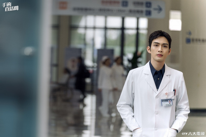 張彬彬在《手術直播間》飾演醫術高超的醫生「鄭仁」。（八大電視提供）