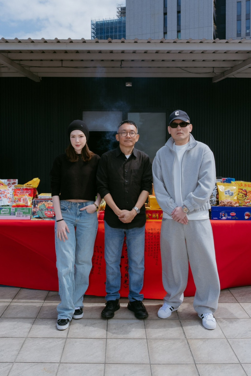 《至少還有月光》女主角許瑋甯（左起）、導演何蔚庭、男主角春風皆出席開鏡儀式。（嘉揚電影提供）