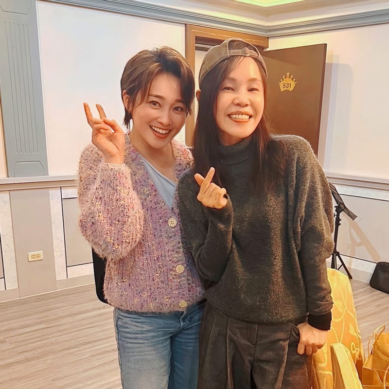 張文綺、彭佳慧一起吃飯，彭佳會露出一如既往的招牌微笑。（翻攝自張文綺臉書）