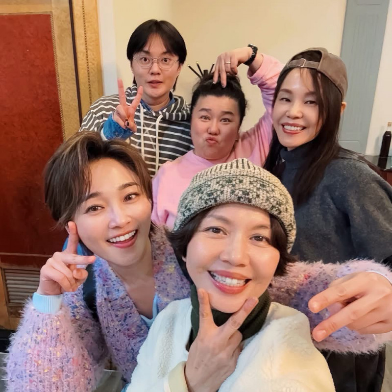 張文綺（前排左）、于子育，許富凱（後排左起）、林美秀、彭佳慧一同聚會。（翻攝自張文綺臉書）