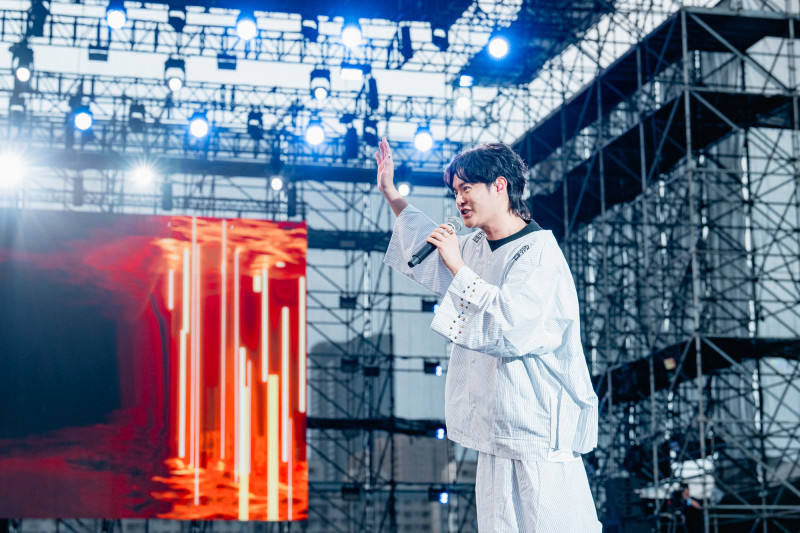 許富凱在高雄櫻花季演出，頻頻與台下歌迷互動。（寬寬整合行銷提供）