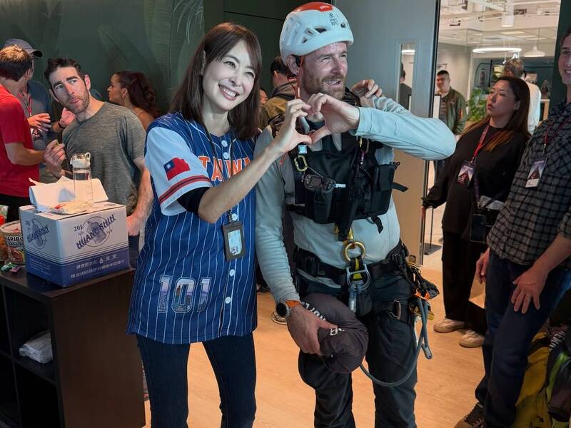 霍諾德（右）成功挑戰攀爬101之後，開心與賈永婕比愛心。（翻攝自臉書）