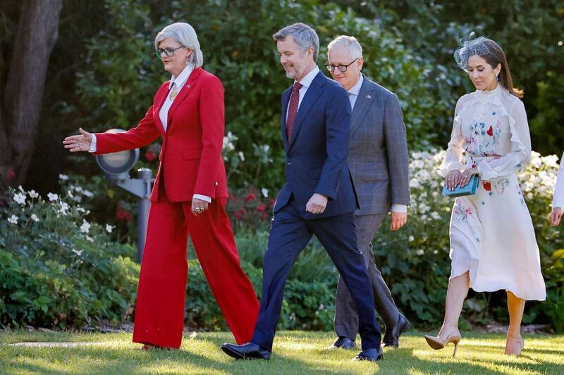 丹麥國王佛瑞德里克十世（左2）與王后瑪麗（右），出訪澳洲。（法新社）