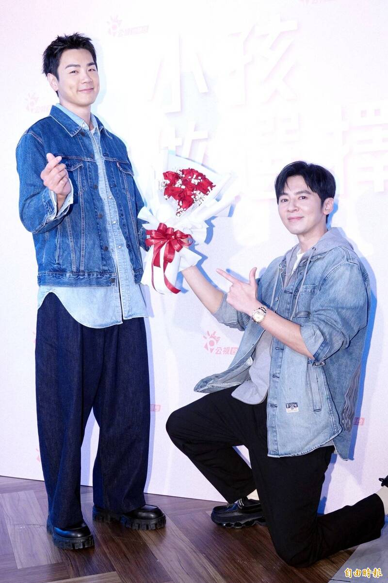 李國毅（右）在劇中與禾浩辰之間有著祕密的伴侶關係。（記者潘少棠攝）