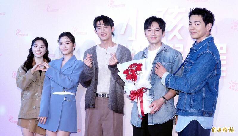 許莉廷（左起）、玨君、余杰恩、李國毅、禾浩辰出席公視台語台新戲《小孩才做選擇》記者會。（記者潘少棠攝）