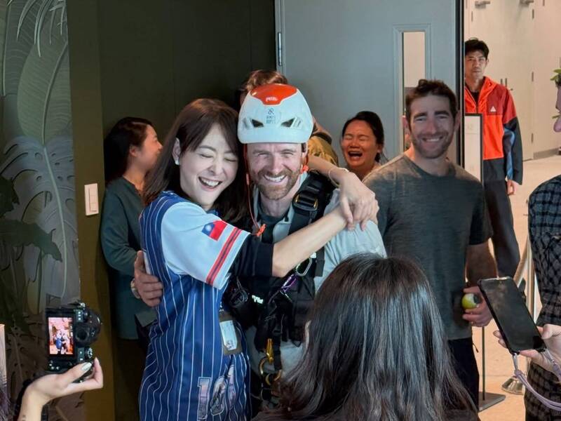 霍諾德（中）成功挑戰徒手攀爬台北101大樓，賈永婕忍不住上前擁抱他。（翻攝自臉書）