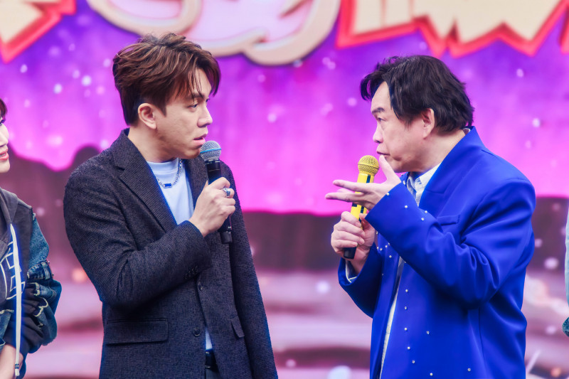 許志豪笑稱曾嚮往像費翔般優雅唱情歌，如今改走綜藝路線。（中視提供）