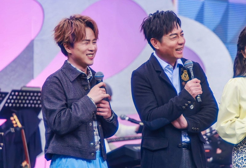 陳孟賢（左）自爆主持初期一度後悔，直呼主持人的錢不好賺。（中視提供）