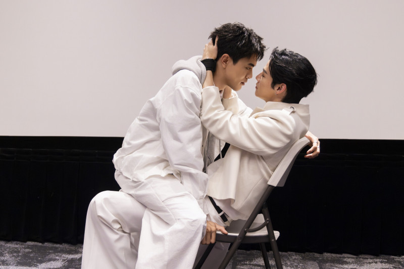 夏和熙（右）、楊翹碩在《我說愛你是真的》番外篇特映會上演跨坐互視親密戲碼。（結果娛樂提供）