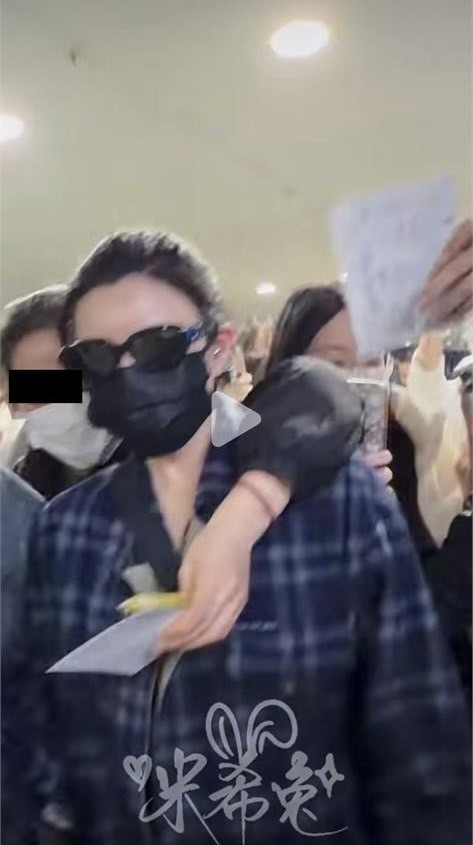 有粉絲想給陳妍希東西，竟用鎖喉方式遞過去，畫面驚險。（翻攝自微博）