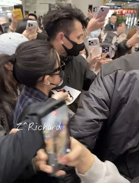 陳妍希14日在機場被粉絲團團圍繞。（翻攝自微博）