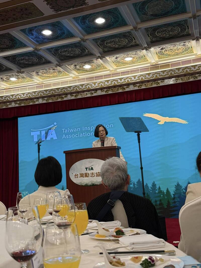 張雅琴從主桌拍攝上台致詞的前總統蔡英文。（翻攝自張雅琴臉書）