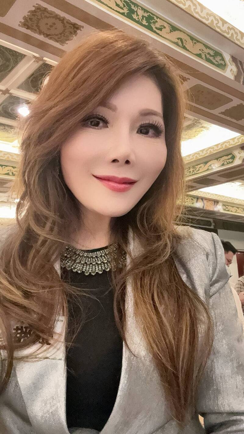 女戰神張雅琴昨盛裝出席TIA年會。（翻攝自張雅琴臉書）