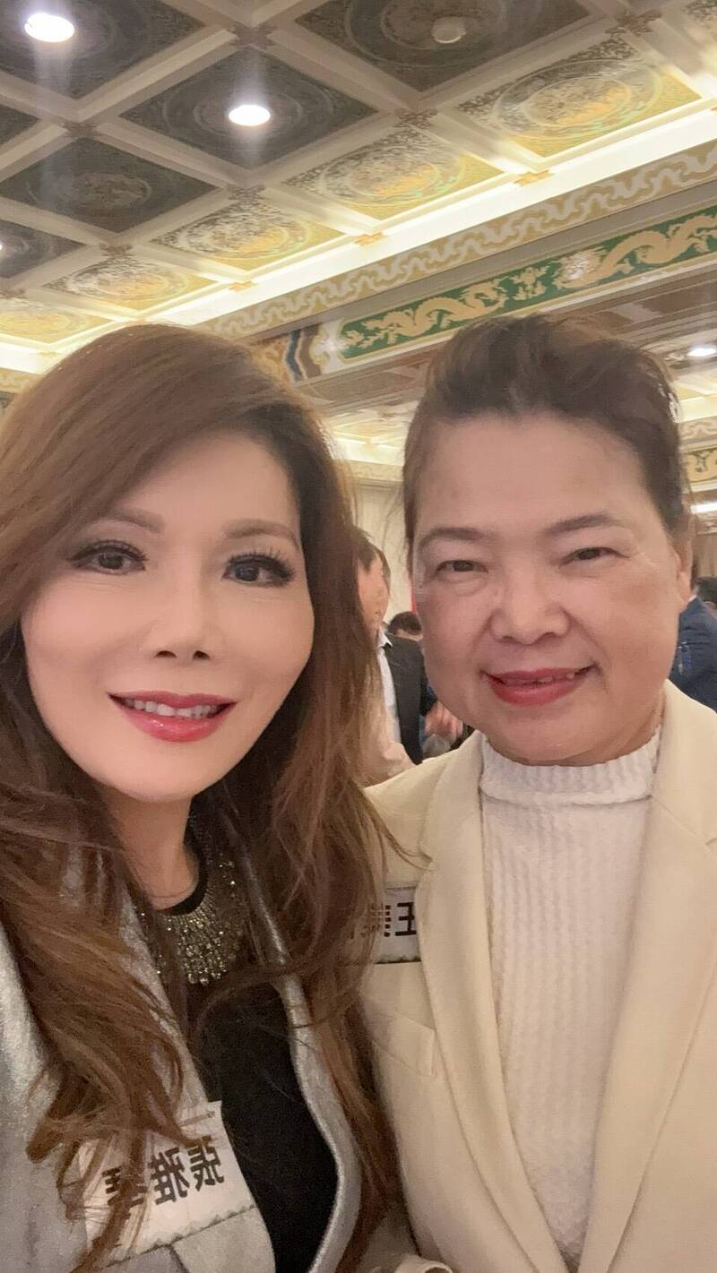 張雅琴開心和王美花合影。（張雅琴提供）