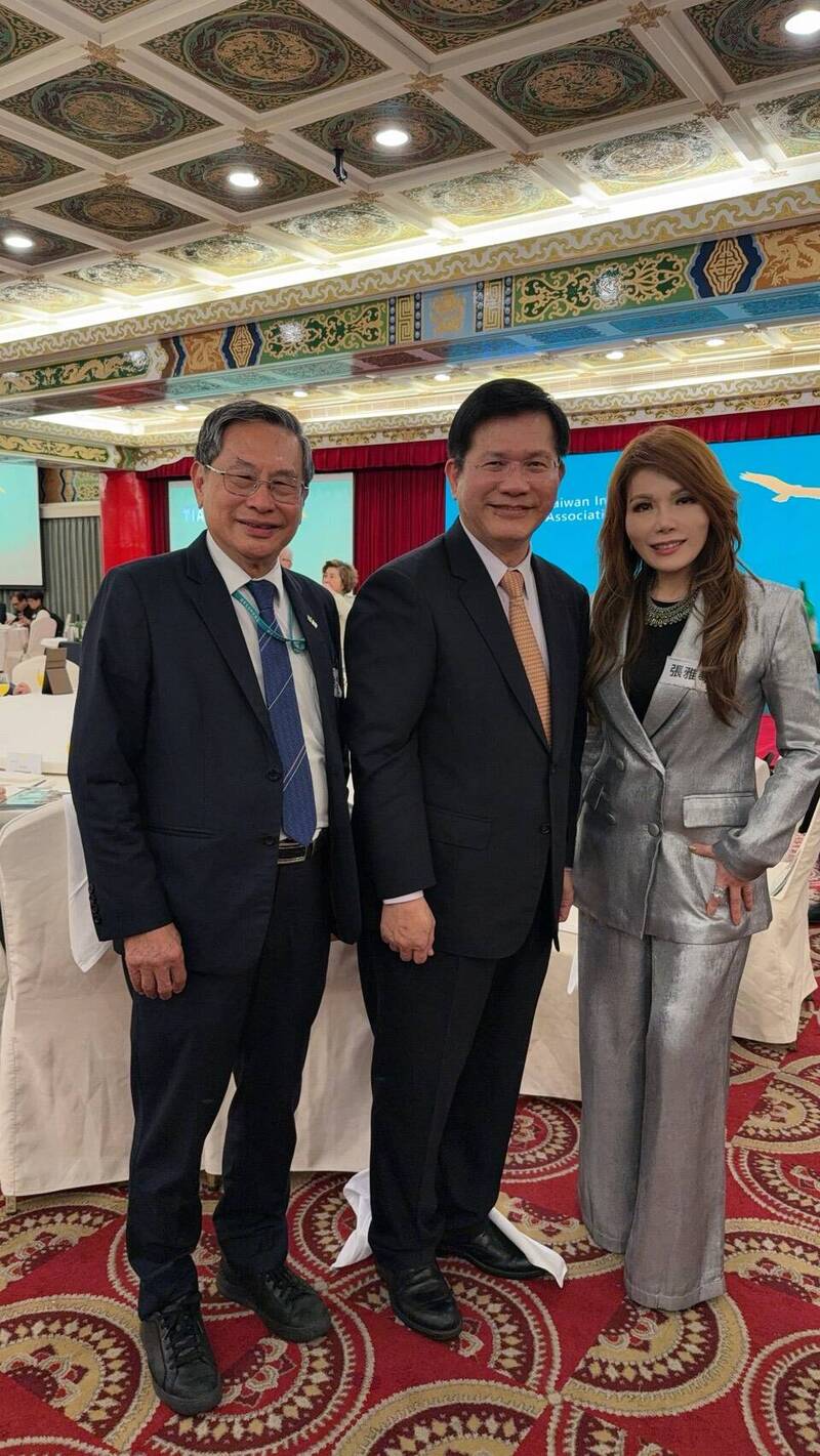 張雅琴（右起）集郵外交部長林佳龍、前衛生署長涂醒哲。（張雅琴提供）