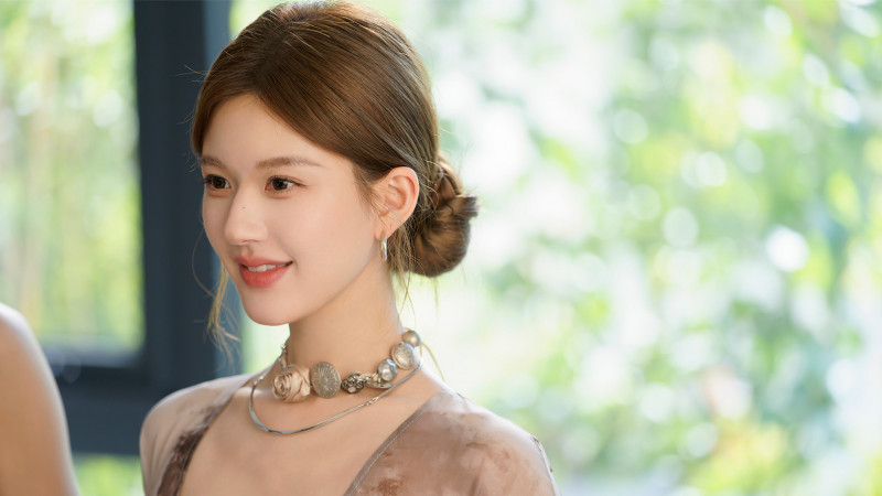 趙露思在《許我耀眼》靠著假身分，努力當上新聞主播。（中天娛樂台提供）