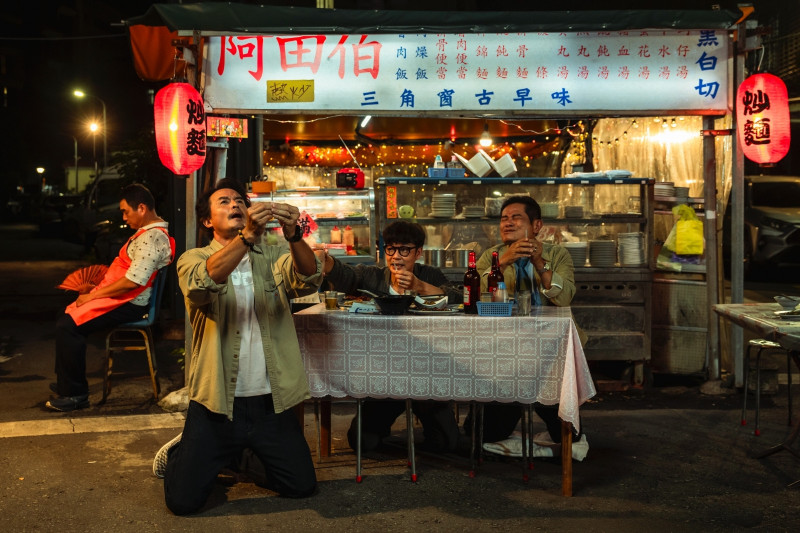李銘順（左起）、李國煌、許效舜在新片《NO GOOD！歐吉桑》醉後許下誓言要幫助完成兄弟彼此的夢想。（萬騰文化創意提供）