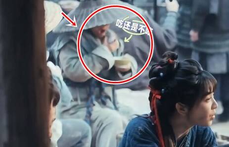 臨時演員被拍到假吃。（翻攝自微博）