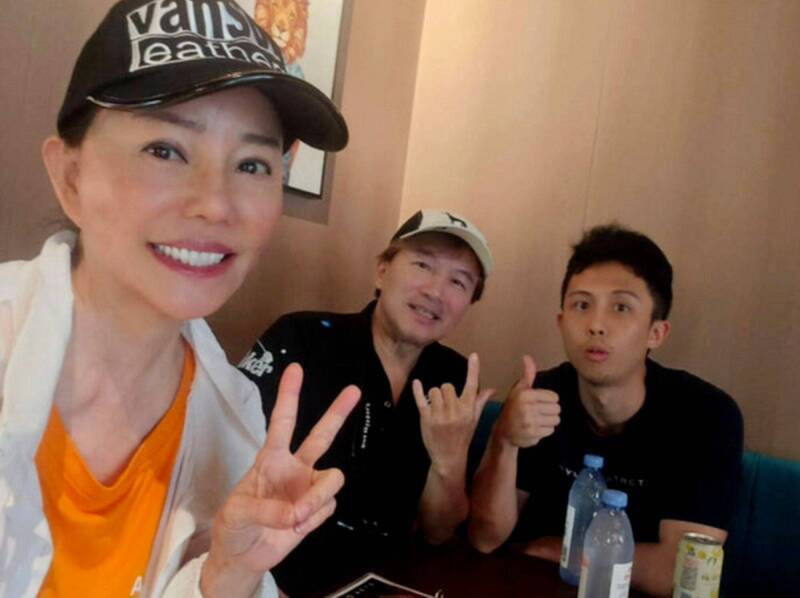 狄鶯（左）、孫鵬（中）已經見過孫安佐的女友，感到非常滿意。（翻攝自臉書）