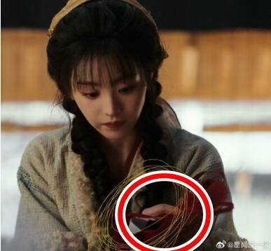 女主角田曦薇的衣服被發現有標籤。（翻攝自微博）