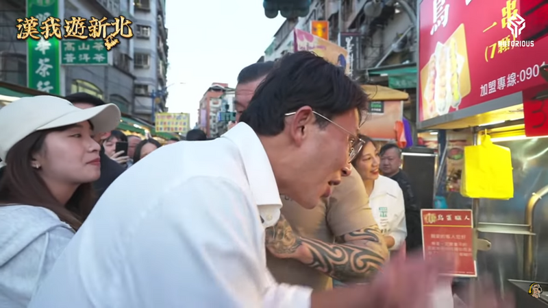 黃國昌把吃過的鳥蛋放在醬料區刷醬，引起爭議。（翻攝自YouTube）