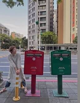 她在街頭和紅綠郵筒合影。（翻攝自IG）
