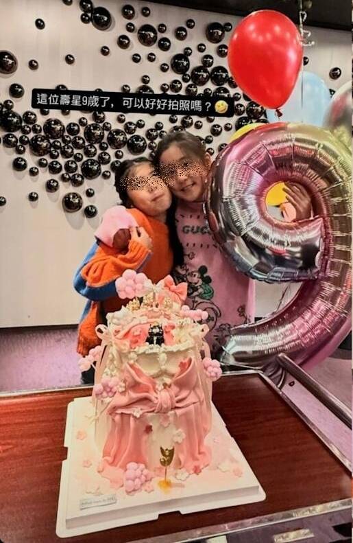 9歲的波妞（左）和10歲的咘咘緊抱在一起。（翻攝自IG）