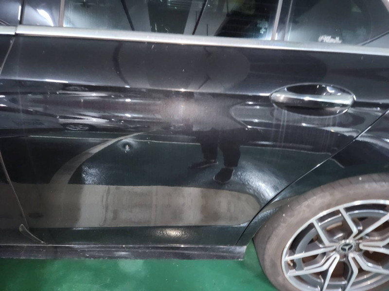 車門有明顯凹痕。（記者姚岳宏翻攝）
