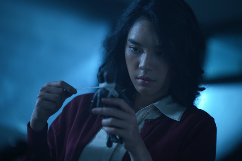 泰國人氣女星丘普朗阿瑞昆在《邪降：覺醒》中的入魔演技，嚇得工作人員不敢靠近補妝。（威視電影提供）