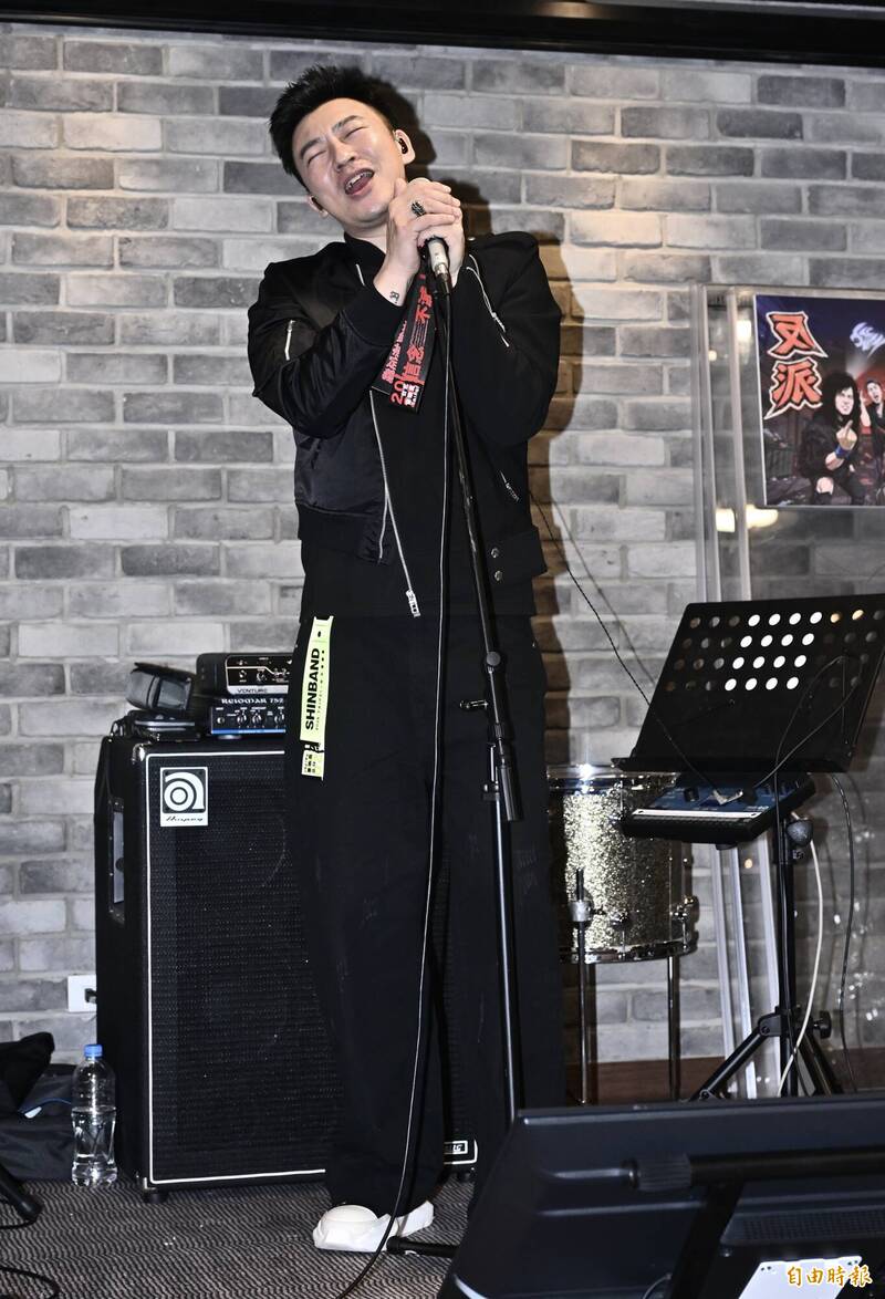 主唱飛鳴長期被拿來與前主唱蘇見信比較。（記者陳奕全攝）