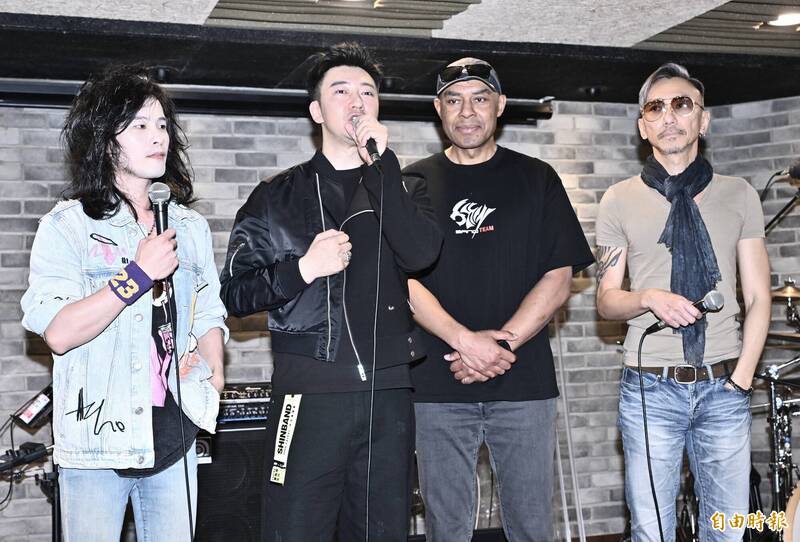 鍵盤手Tomi（右起）、團長兼鼓手Michael、主唱飛鳴、吉他手力Q。（記者陳奕全攝）