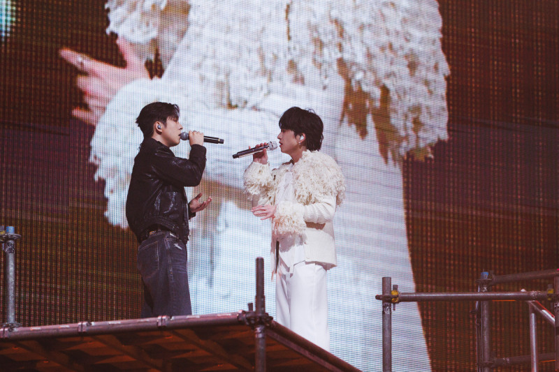 邱鋒澤（右）和香港歌手呂爵安同台合唱，帶給粉絲驚喜。（寬宏藝術提供）