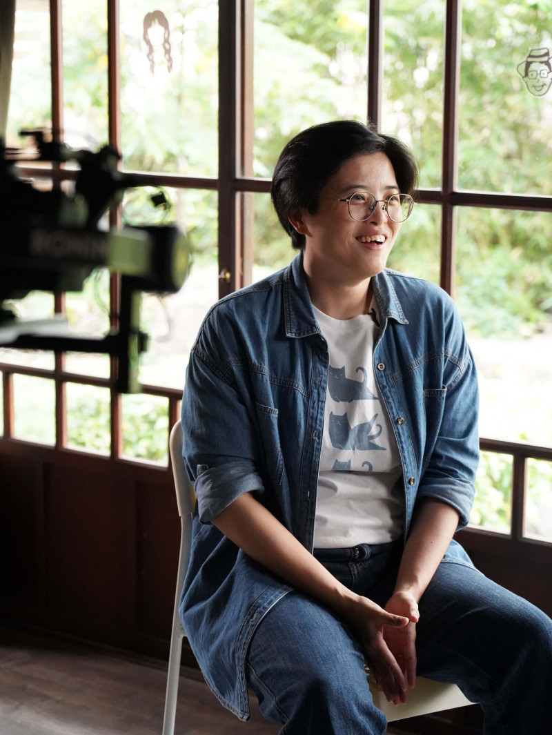 作家楊双子重返成長之地台中，回想成長的經歷，穿梭街角老屋到市場與小吃交織的城市日常。（公視提供）