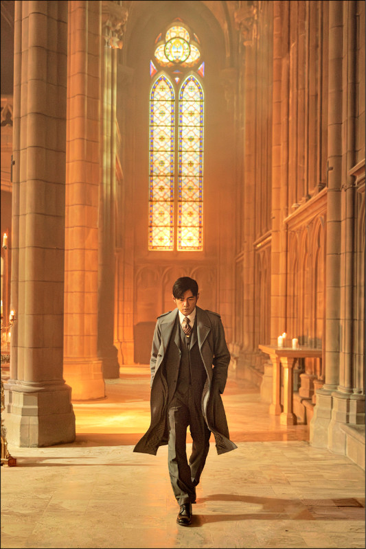 周杰倫在巴黎一座教堂內取景拍攝新專輯照片及MV。（杰威爾提供）