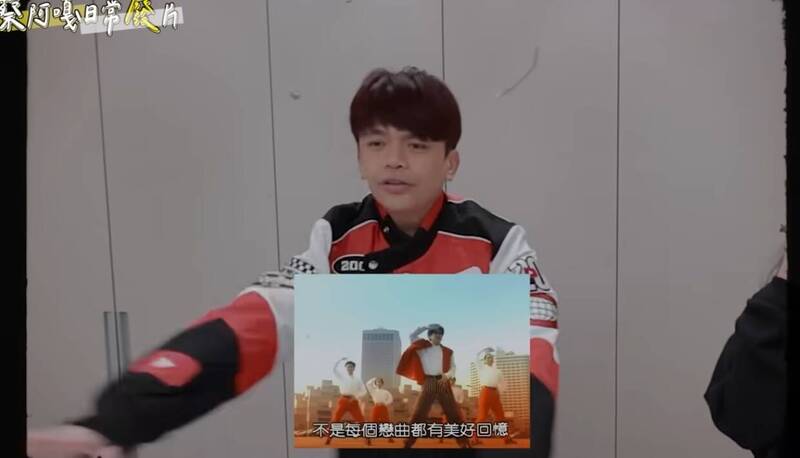 蔡阿嘎穿上禮物「賽車服」，馬上唱跳林志穎的經典夯曲《不是每個戀曲都有美好回憶》，笑翻網友。（翻攝自YT）