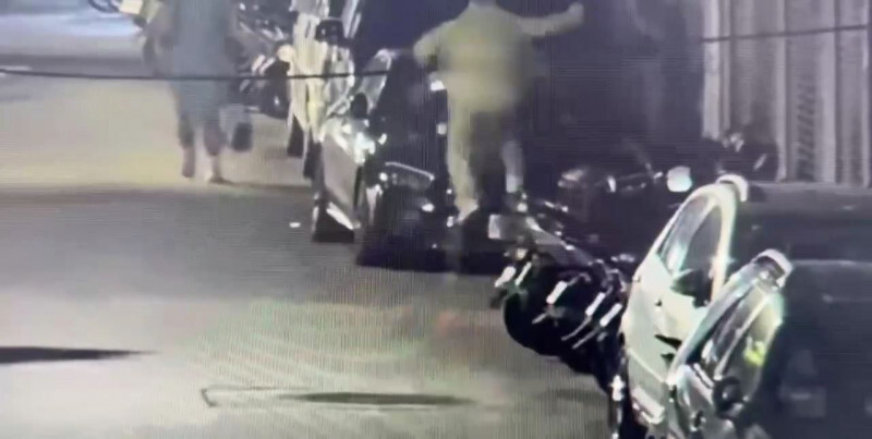 柯一正跳上引擎蓋被清楚拍下。（記者姚岳宏翻攝）