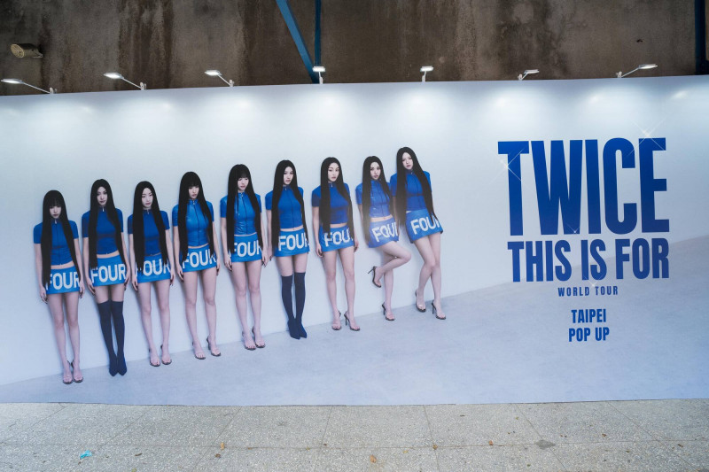 TWICE子瑜現蹤快閃店，卻不得其門而入。（Live Nation Taiwan提供）