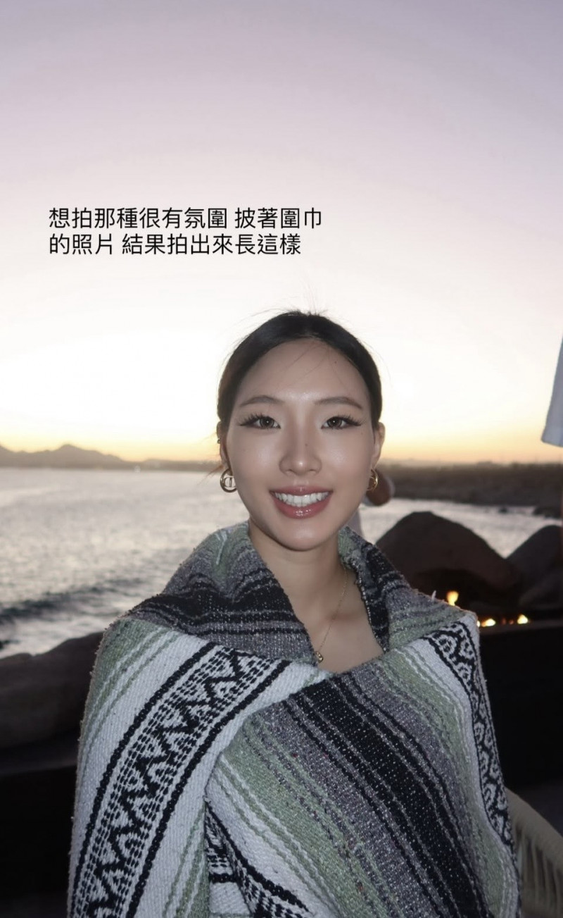 「Elly」許曦文想拍出充滿氛圍感的美照，不過成品卻讓她自嘲「結果拍出來長這樣」。（翻攝自IG）」