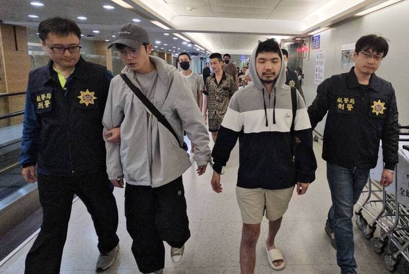 晚安小雞（右二）與阿鬧（左二）在柬埔寨刑滿出獄後，19日晚間搭機返台，一落地剛出機艙門口即遭警方逮捕。（記者劉信德翻攝）