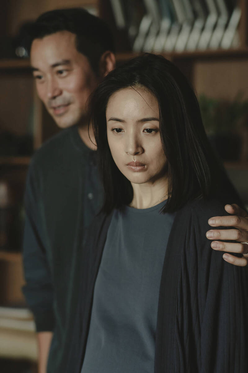 林依晨（前）在《深度安靜》深愛著張孝全，卻選擇將心中祕密封存。（風起娛樂提供）