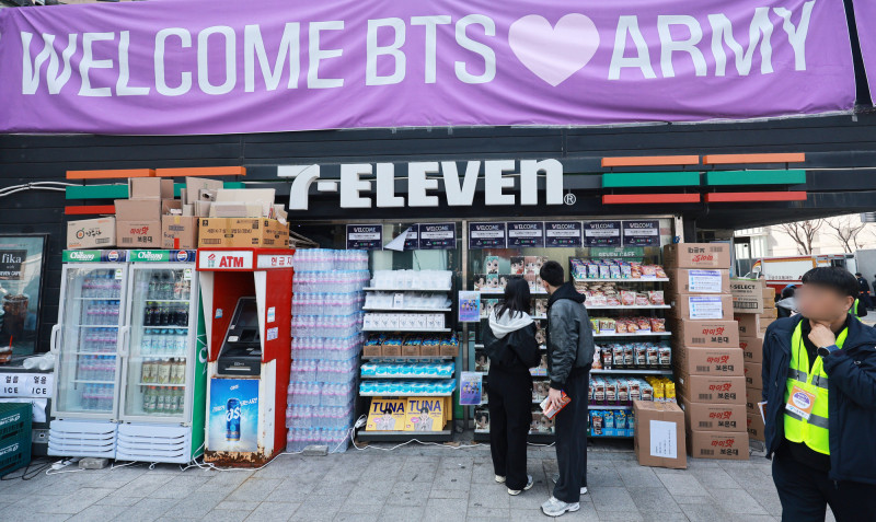 附近商家等待發「BTS財」，布條上寫著大大的「WELCOME BTS愛ARMY」。（達志影像）