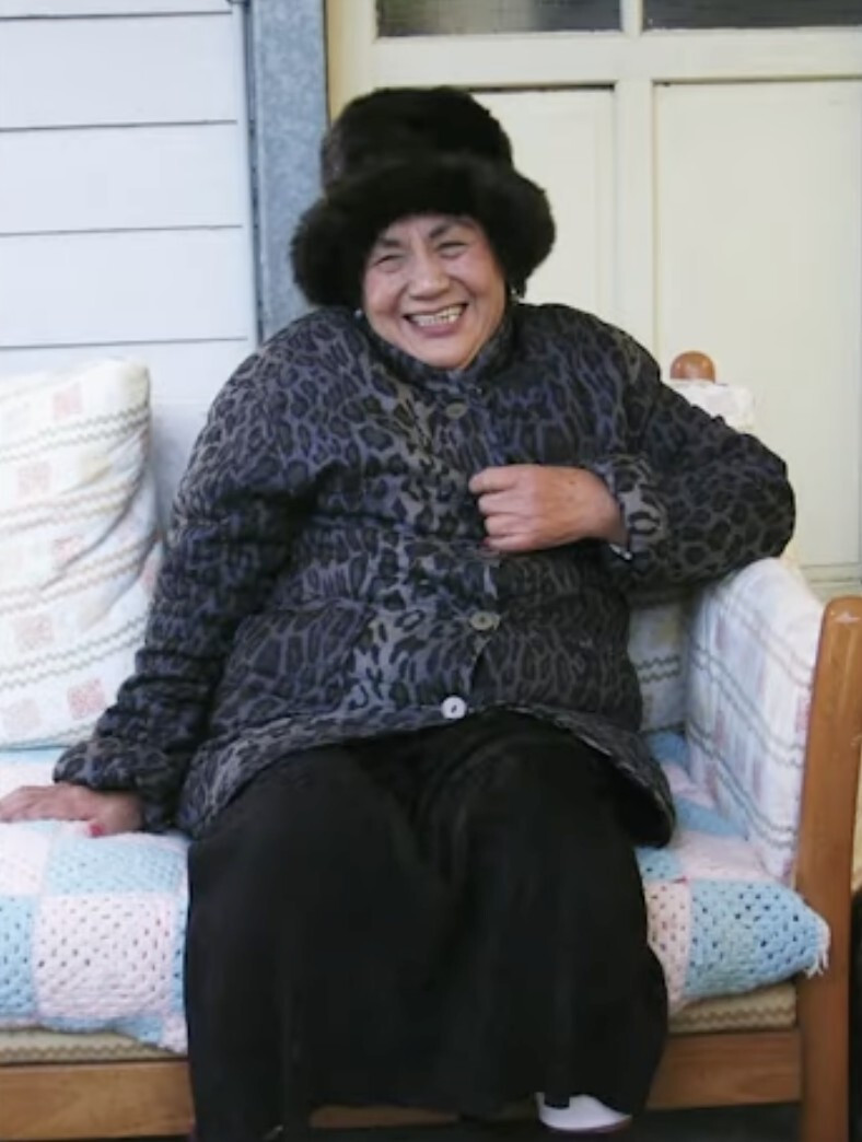 《傳奇女伶 高菊花》高菊花女士攝於達邦老宅（2009年）。（野火樂集提供）