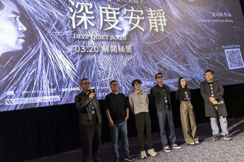電影《深度安靜》導演沈可尚（左起）、監製黃茂昌、原著作家林秀赫、張孝全、林依晨、監製瞿友寧，在電影映前與觀眾互動交流。（風起娛樂提供）