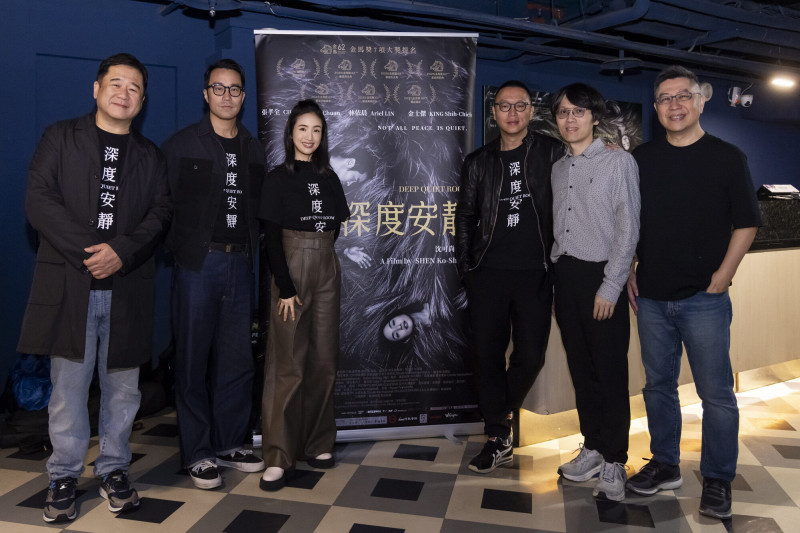 電影《深度安靜》監製瞿友寧（左起）、張孝全、林依晨、導演沈可尚、原著小說作家林秀赫、監製黃茂昌合影留念。（風起娛樂提供）