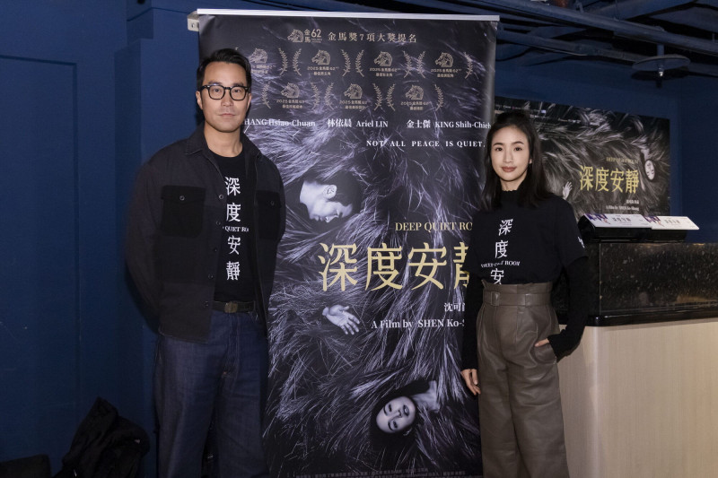 電影《深度安靜》張孝全（左）與林依晨出席影城「一日店長」活動。（風起娛樂提供）