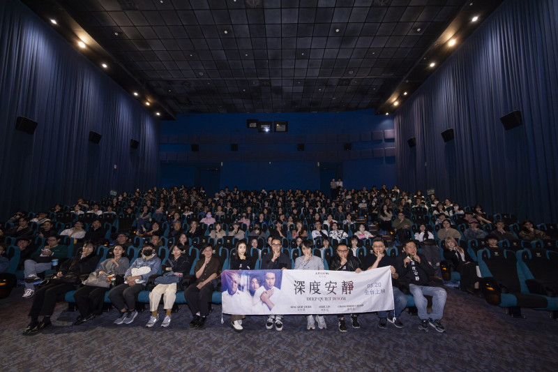 電影《深度安靜》林依晨（前排左六起）、張孝全、原著作家林秀赫、導演沈可尚、監製黃茂昌、監製瞿友寧出席包場映前活動。（風起娛樂提供）