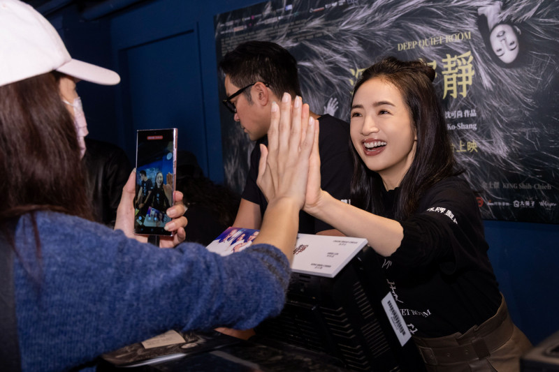 電影《深度安靜》林依晨（右）與購票粉絲近距離互動「擊掌」，現場氣氛熱絡。（風起娛樂提供）