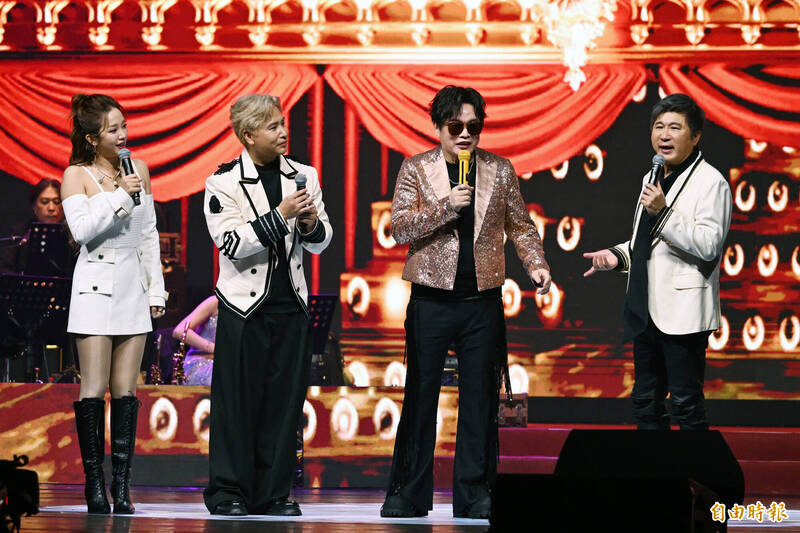 胡瓜（右起）、康康、歐漢聲與賴慧如主持的「鑽石舞台之夜」演唱會。（記者胡舜翔攝）